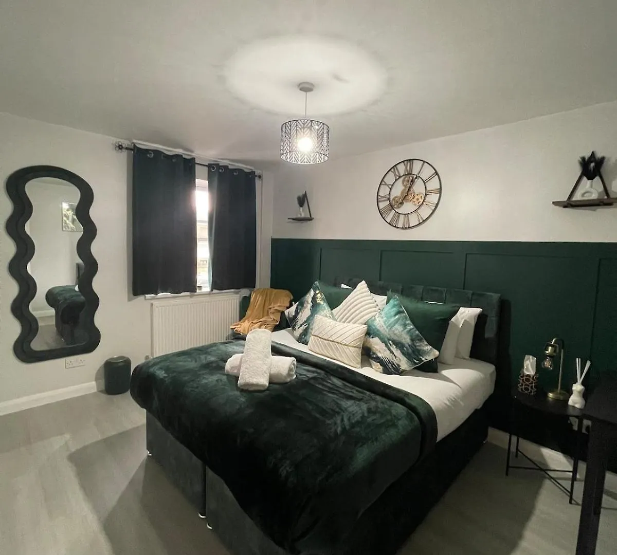 Luxurious & Spacious 3-Br Free Parking Balcony London Apartment