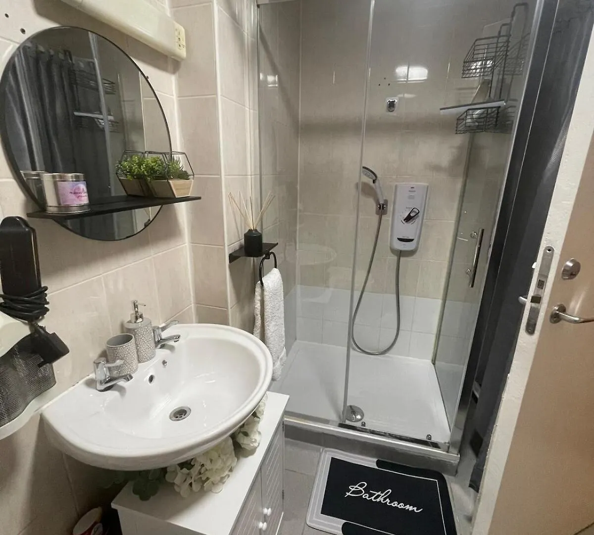 Luxurious & Spacious 3-Br Free Parking Balcony London