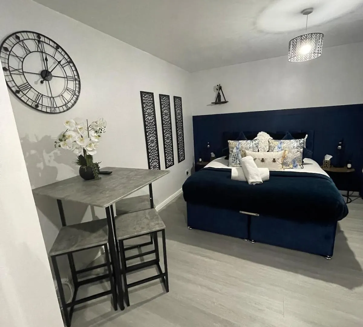 Luxurious & Spacious 3-Br Free Parking Balcony London Apartment