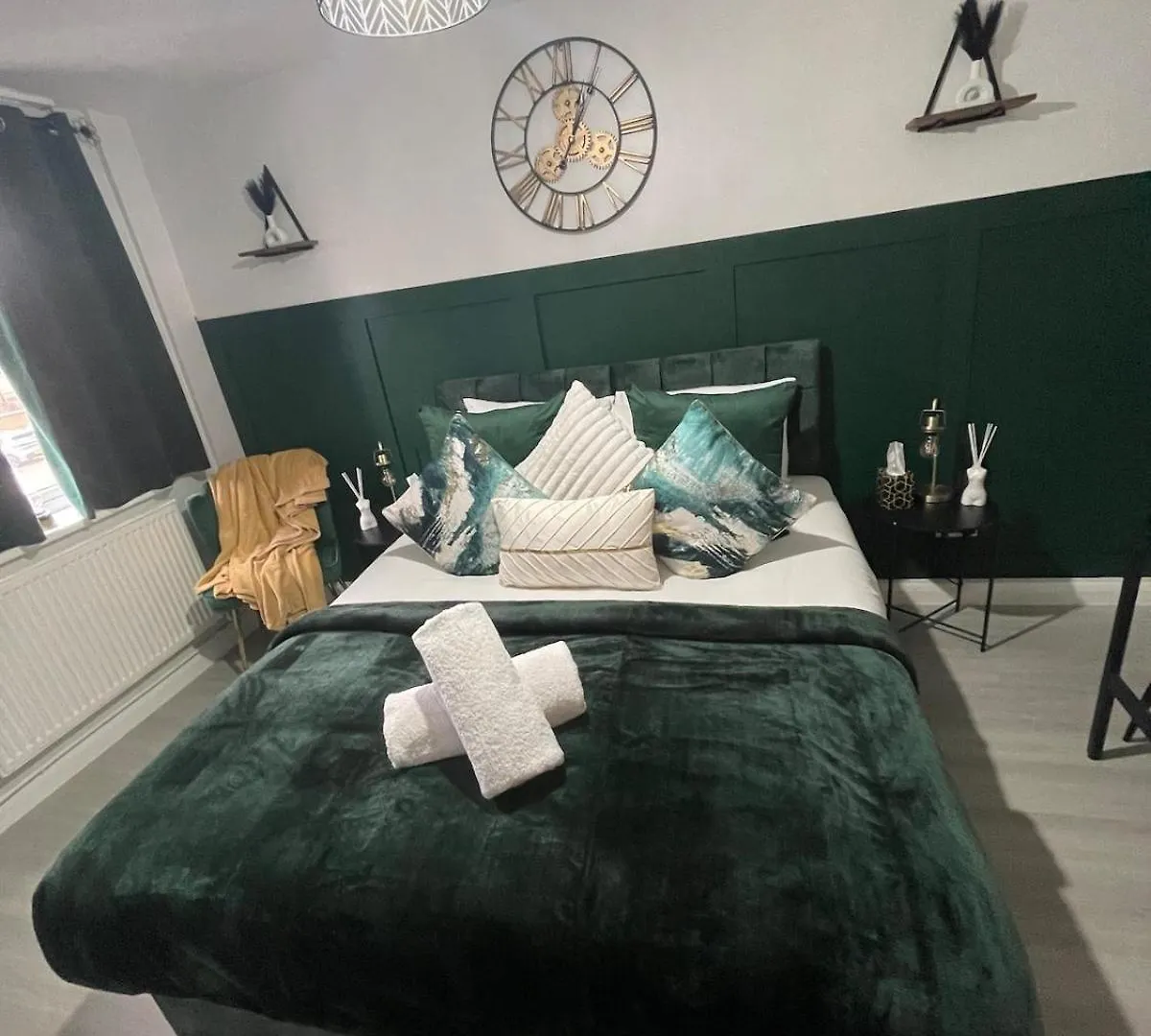 Luxurious & Spacious 3-Br Free Parking Balcony London