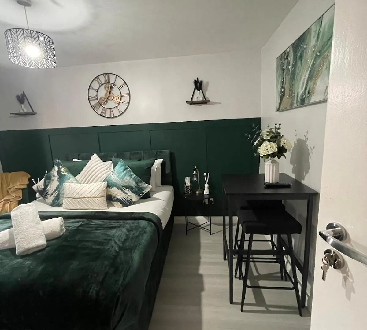 Luxurious & Spacious 3-Br Free Parking Balcony London