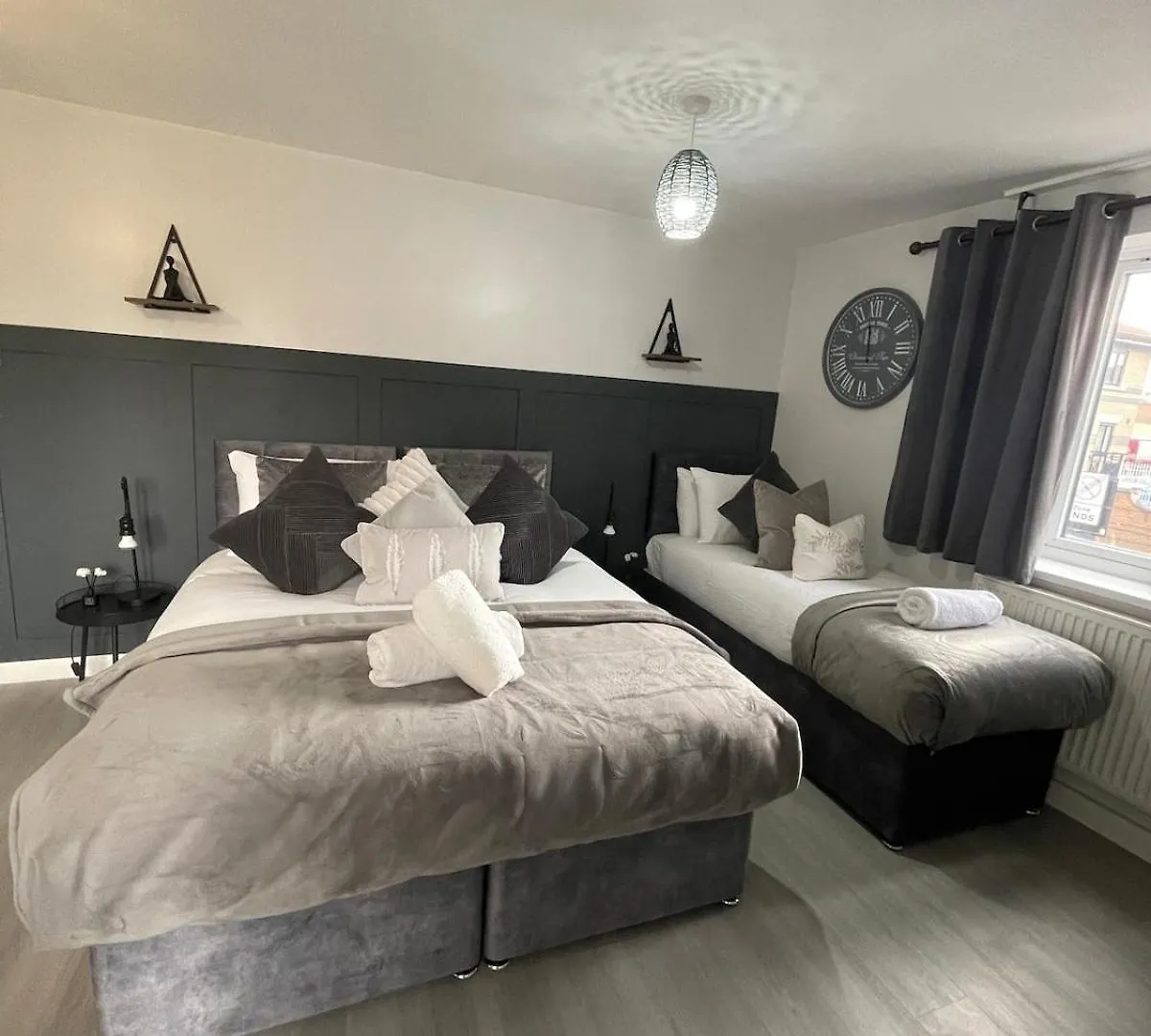 Luxurious & Spacious 3-Br Free Parking Balcony London Apartment
