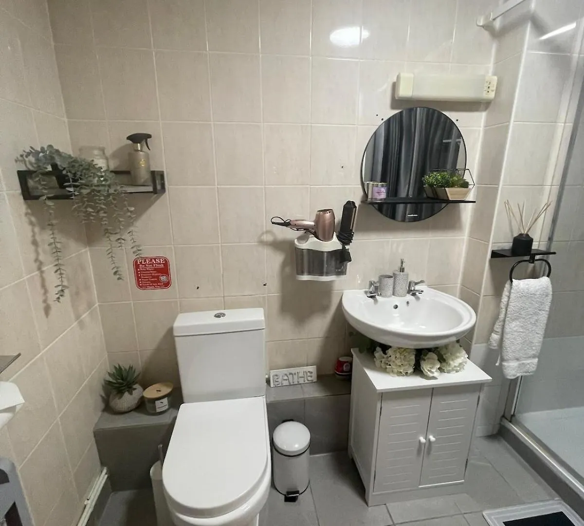 Luxurious & Spacious 3-Br Free Parking Balcony 런던 아파트
