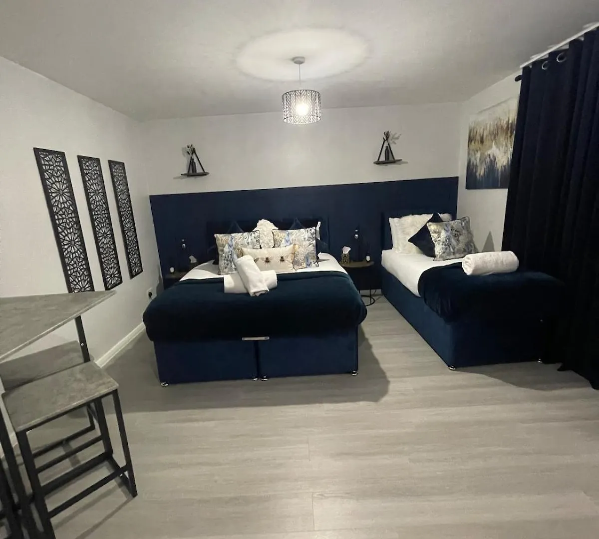 Luxurious & Spacious 3-Br Free Parking Balcony London