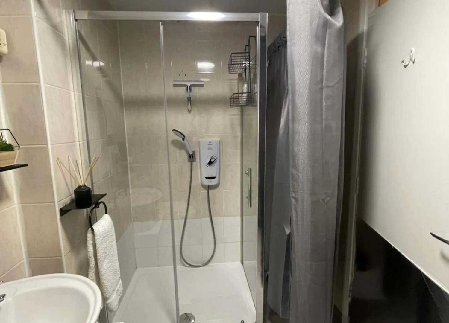 Luxurious & Spacious 3-Br Free Parking Balcony London Apartment